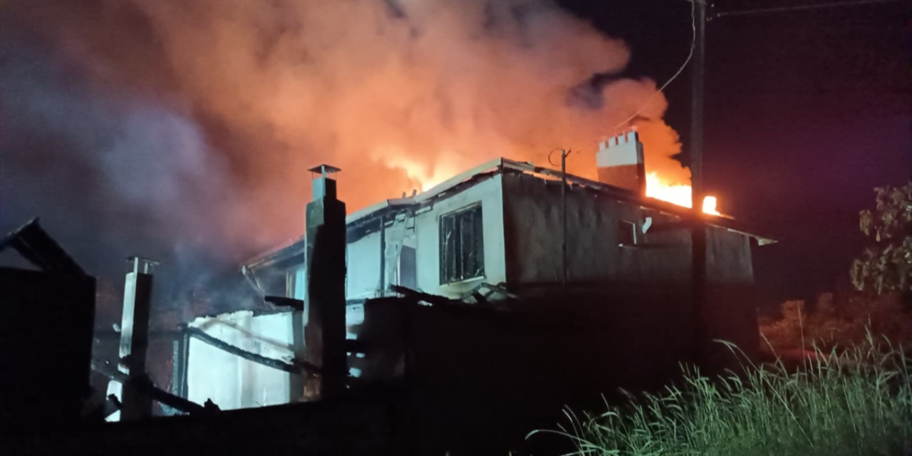 Alevler evi ve odunluğu sardı, itfaiye ekipleri seferber oldu