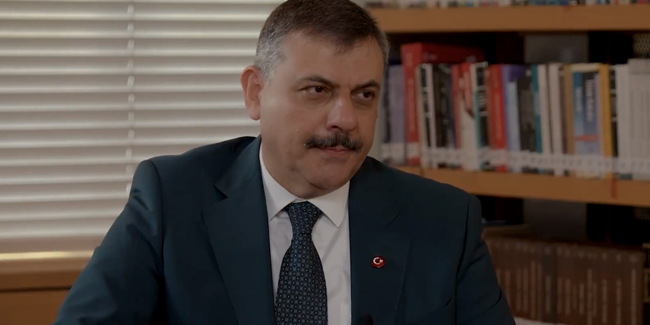 Konya’nın Hafız Bakanı “İnsan neyle yaşar?” sorusunu cevaplarken gözleri doldu