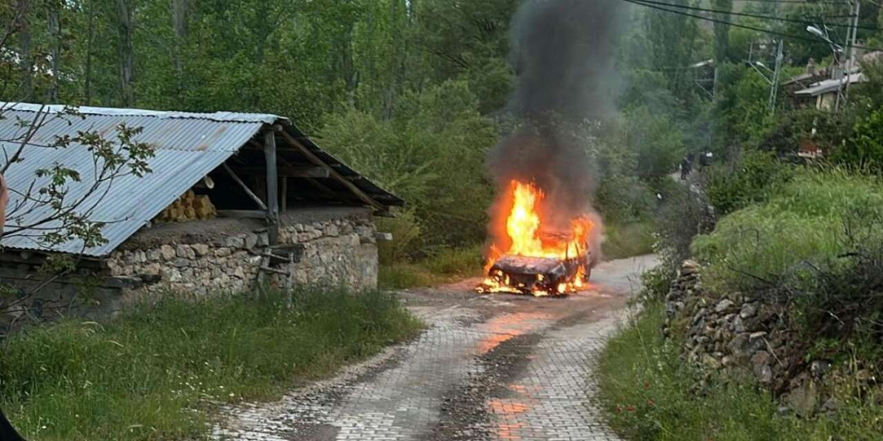Konya'da seyir halindeki otomobil alev topuna döndü