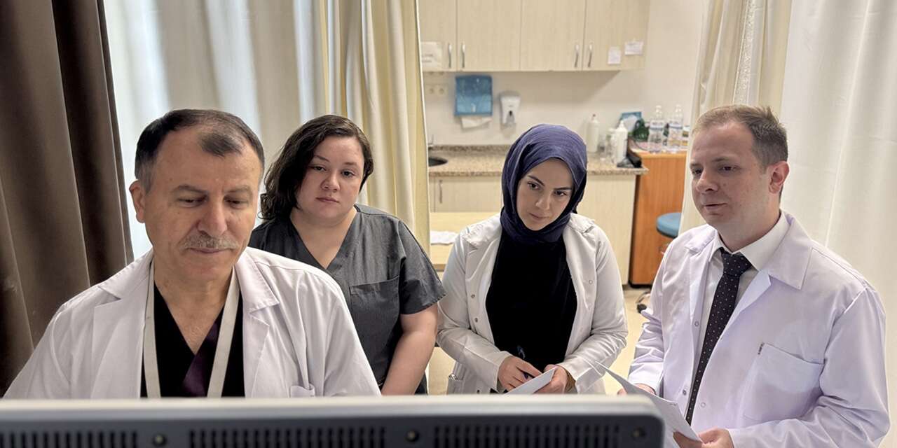Konya’nın ünlü doktoru, doğumlarını yaptığı doktor ve hemşirelerle aynı serviste