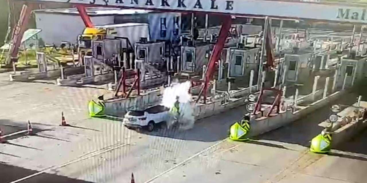 Gişe bariyerine çarpan otomobildeki karı-kocayı ölüm ayırdı