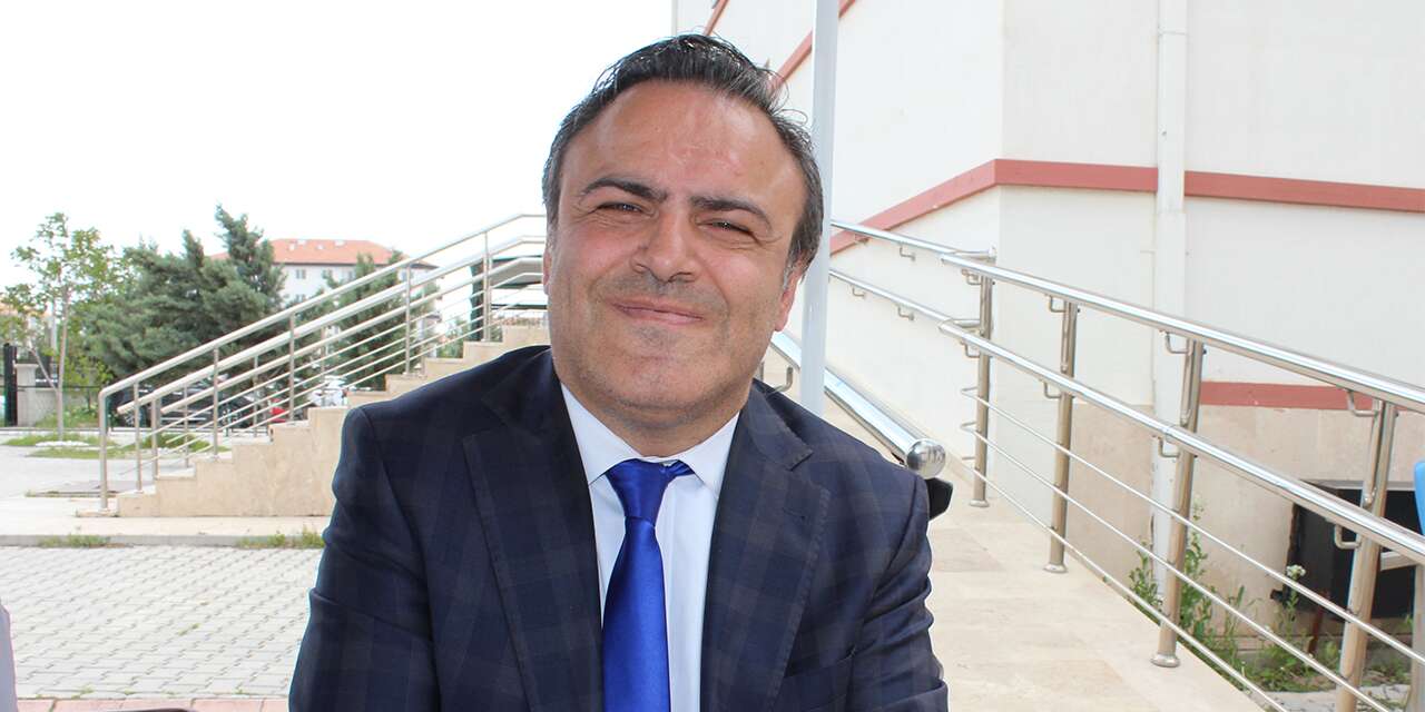 Konya'da ameliyat oldu, engeline rağmen müdürlüğe kadar yükseldi