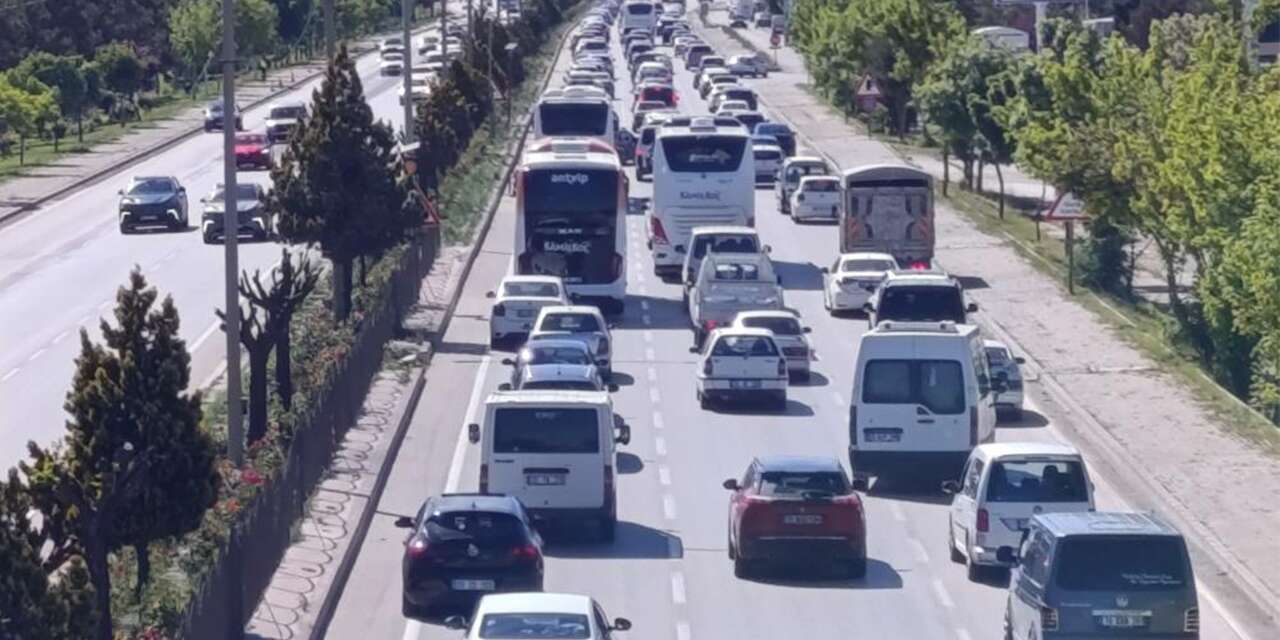 Tatilciler Konya yolunda uzun kuyruklar oluşturdu