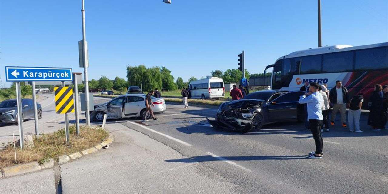 Aynı kavşakta bir kaza daha! Bu kez aynı aileden 5 kişi yaralandı