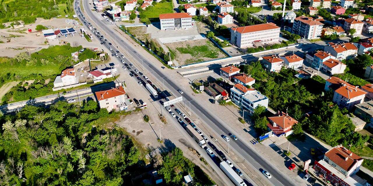 Konya yolunda tatil dönüşü yoğunluğu! Uzun araç kuyrukları oluştu