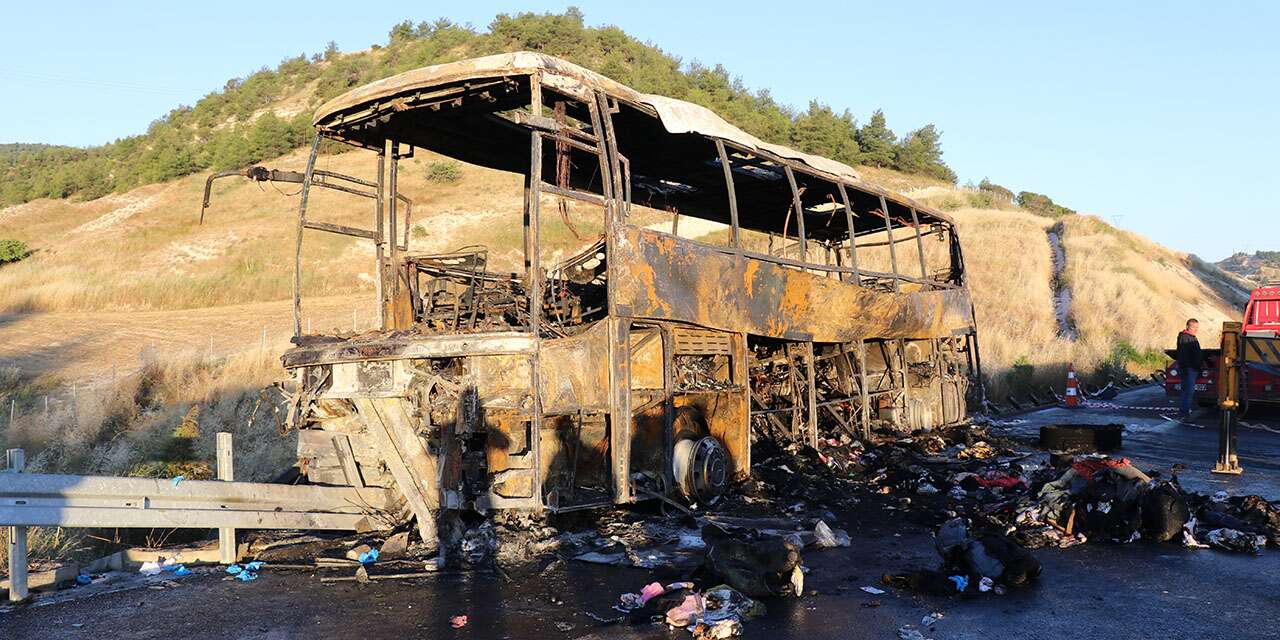 Yolcu otobüsü 1’i bebek 8 kişiye mezar oldu! Geriye acı görüntüler kaldı