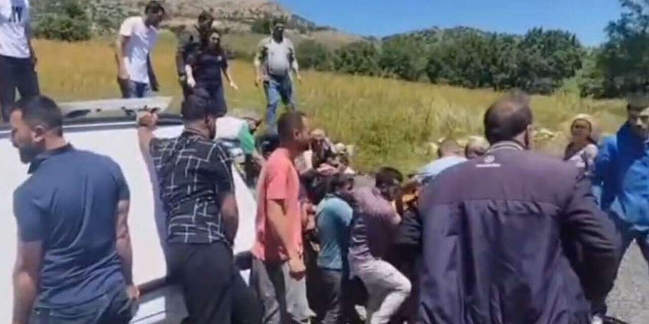 Seyir halindeki araca silahlı saldırı! Sürücü öldü, eşi ve oğlu yaralı