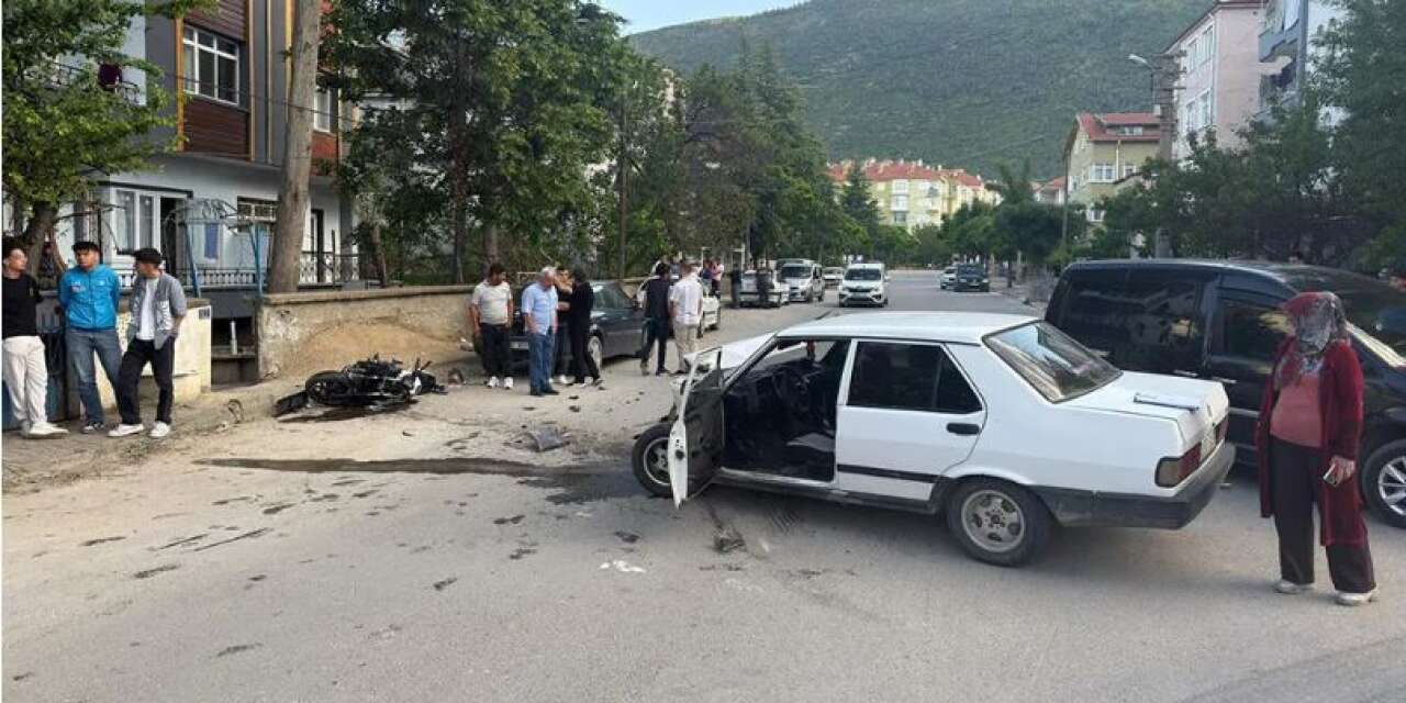 Konya’da otomobil ile motosiklet çarpıştı! 1’i ağır 2 yaralı var