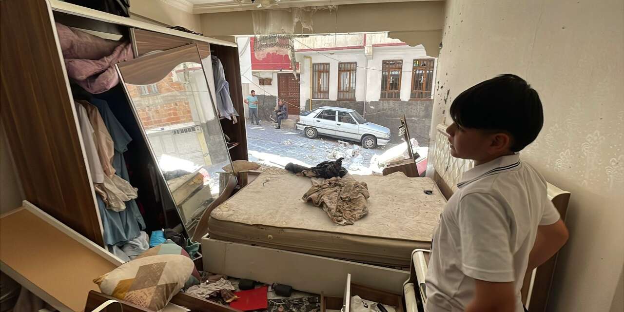 Mutfaktaki gaz sıkışması patlamaya neden oldu! Evin duvarları yıkıldı, araçlar hasar gördü