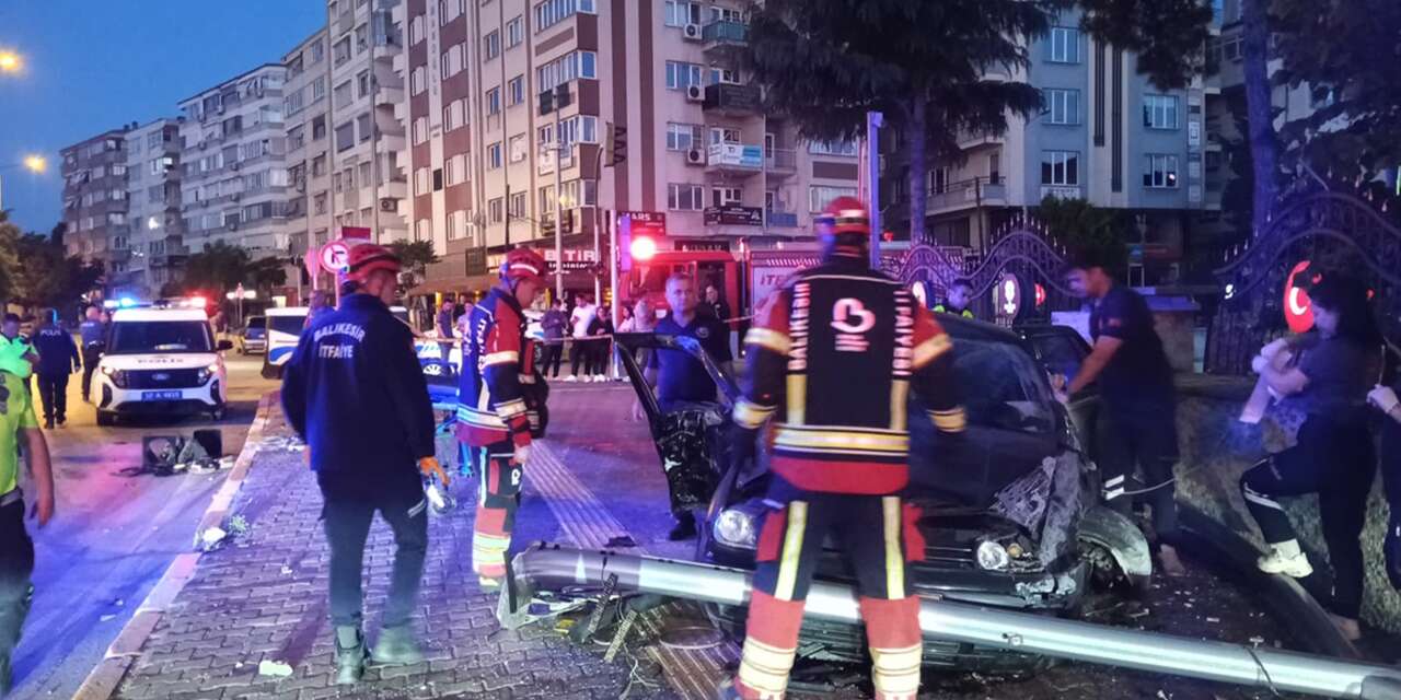 Otomobil istinat duvarına çarptı! 1 ölü, 1 yaralı