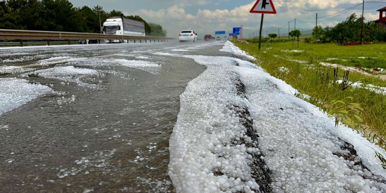Ceviz büyüklüğünde dolu Konya yolunu bu hale getirdi