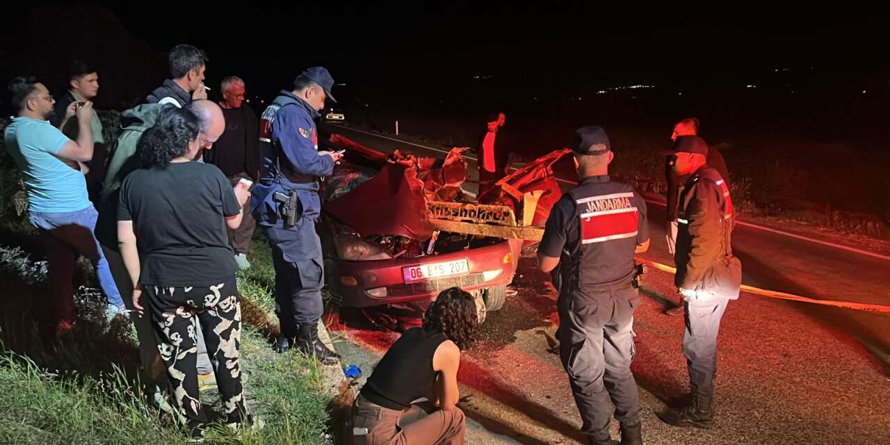 TIR’a çarpan otomobil hurdaya döndü! Abdullah Anko öldü