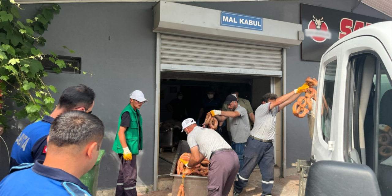 Yakalanmasalar 1 ton küflenmiş sucuğu vatandaşa yedireceklerdi