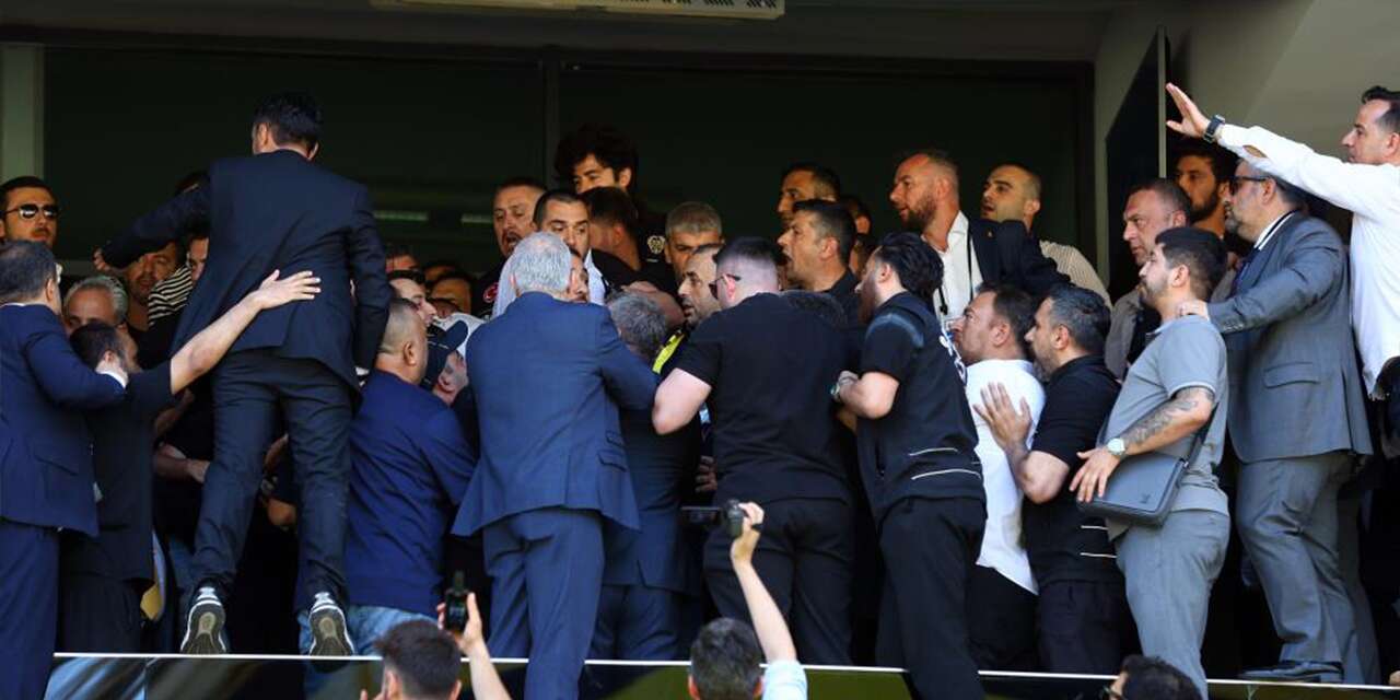 Fenerbahçe genel kurul toplantısında ortalık karıştı! Kavga anı kamerada
