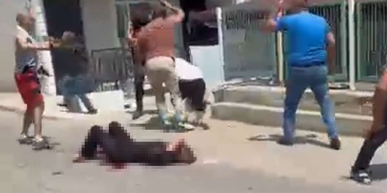 Eşini sokak ortasında bıçaklayıp başında bekledi