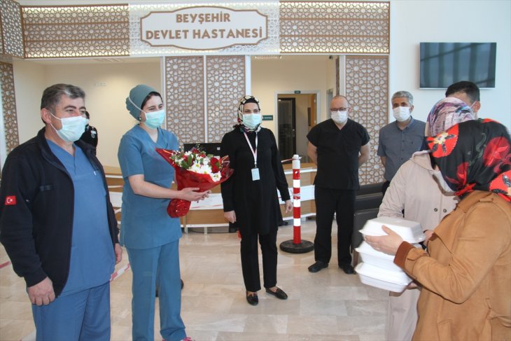 Beyşehir'de kadınlardan sağlıkçılara ikramlı, çiçekli ve alkışlı destek