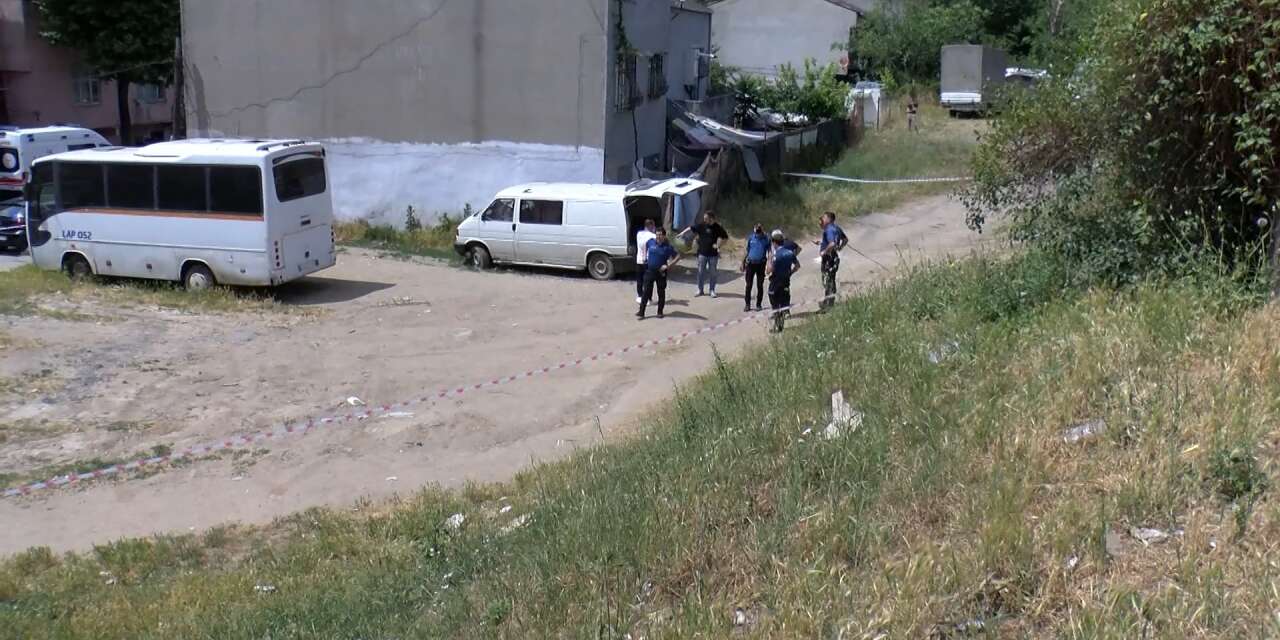 Çocukların oyunu kabusa döndü! Arabada ceset buldular
