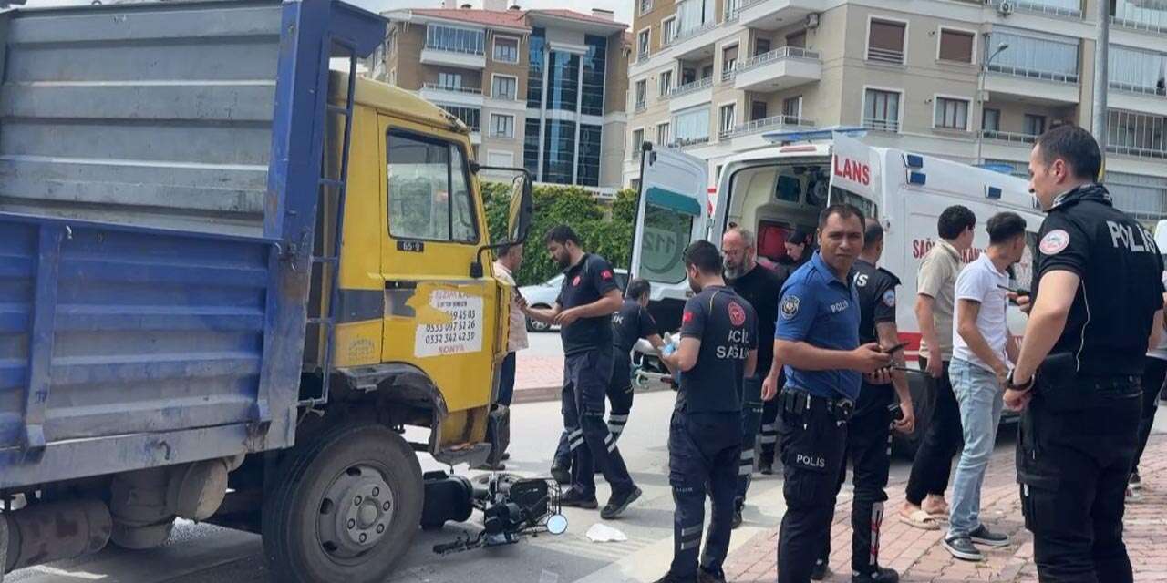 Konya’da kamyonet elektrikli bisikleti sürükledi! 3’ü çocuk 4 kişinin yaralandığı kaza kamerada