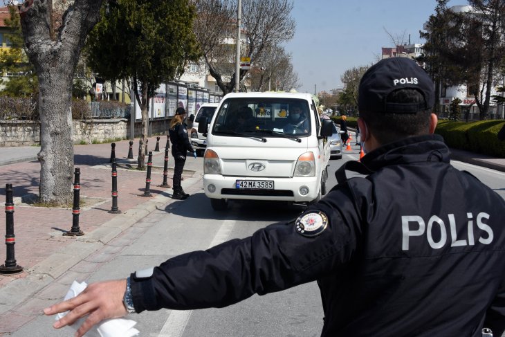 Konya'da takside yakalanan 20 yaşından küçük 2 arkadaşa para cezası