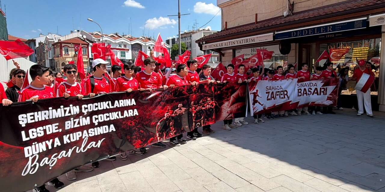 Konya’da LGS öğrencileri ve Milli Takım’a destek yürüyüşü