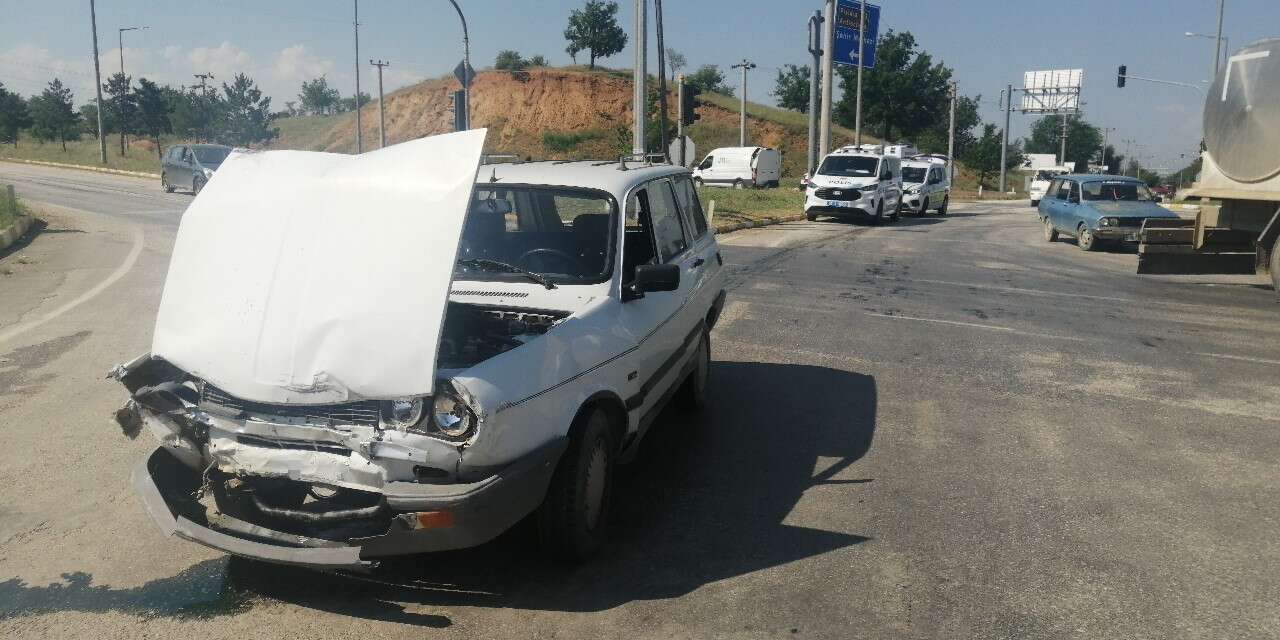 Konya yolunda hafif ticari araç, otomobille çarpıştı! 1 yaralı var