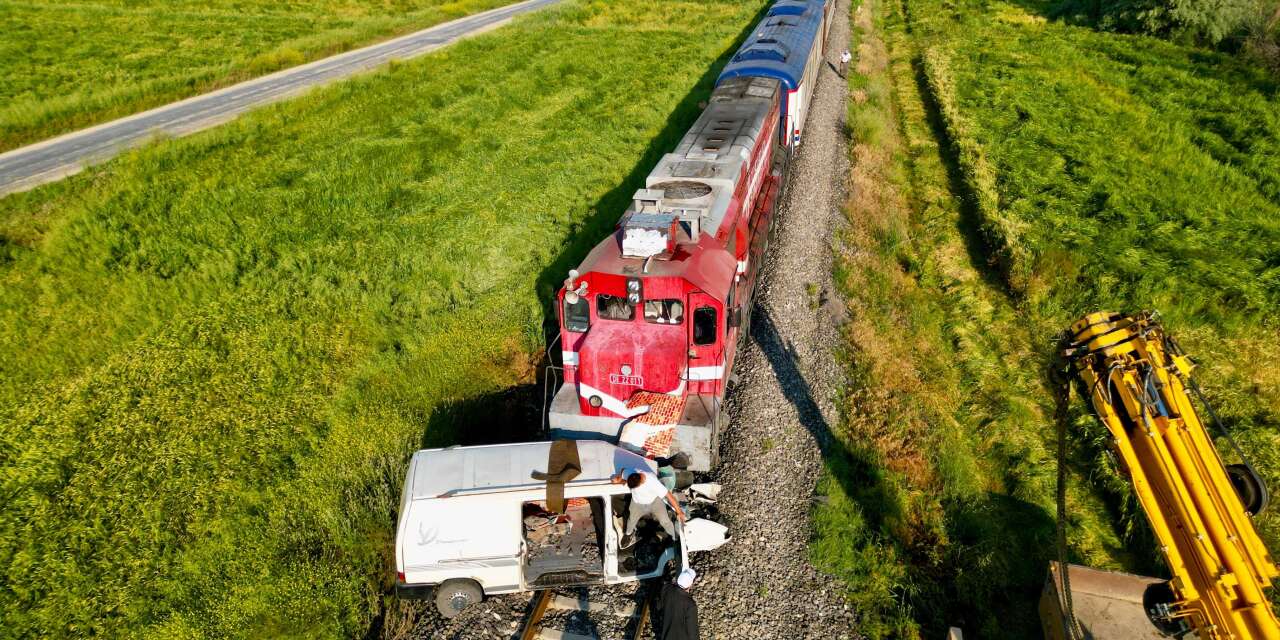 Konya treni kamyonete çarptı, metrelerce sürükledi