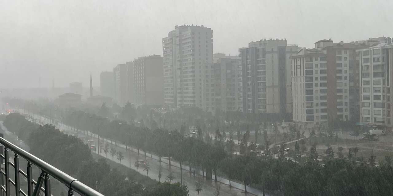 Sağanak yağış Konya’yı beklenmedik anda vurdu! Kimse dışarı çıkamadı
