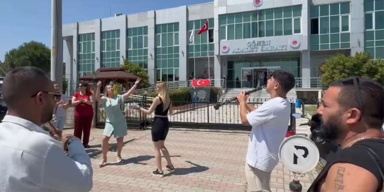 5 yıllık boşanma davası sonuçlandı, davul zurnayla kutladı