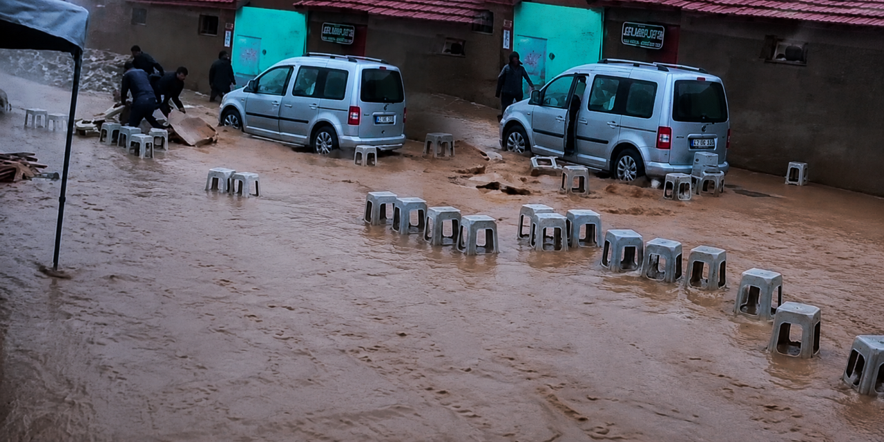Konya’da sağanak sele dönüştü! Düğün çadırları devrildi, mahalle sular altında kaldı