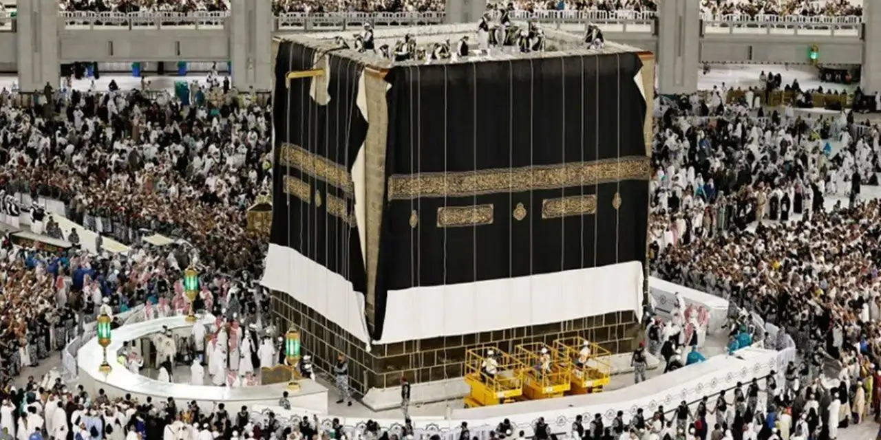 Kabe örtüsü 154 kişilik ekiple yenilendi