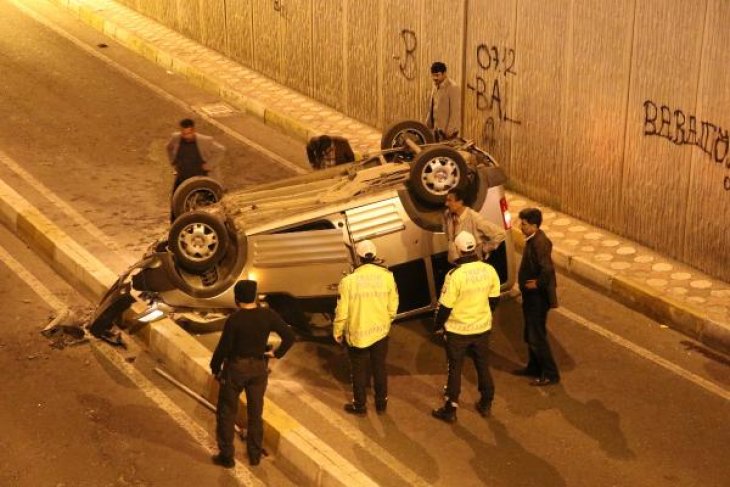 Hafif ticari araç, alt geçide uçtu: 2 yaralı