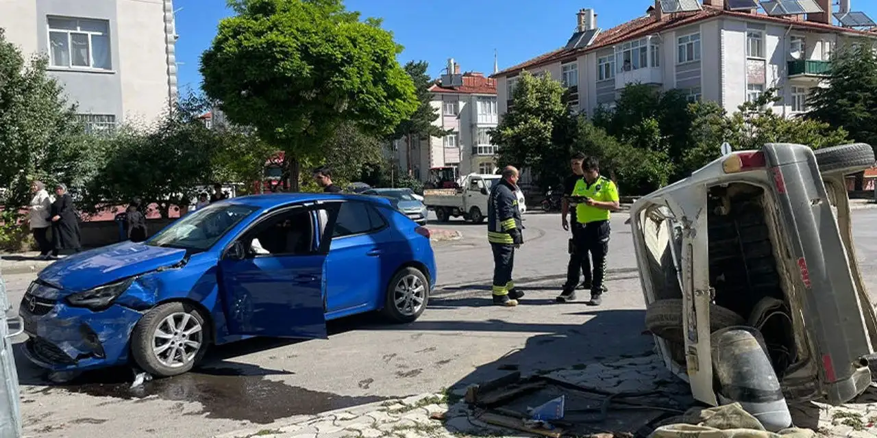 Konya’da kavşakta iki otomobil çarpıştı! Yaralılar arasında çocuk da var