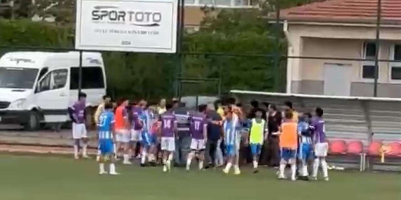 Verilen karara sinirlenen futbolcular hakeme saldırdı