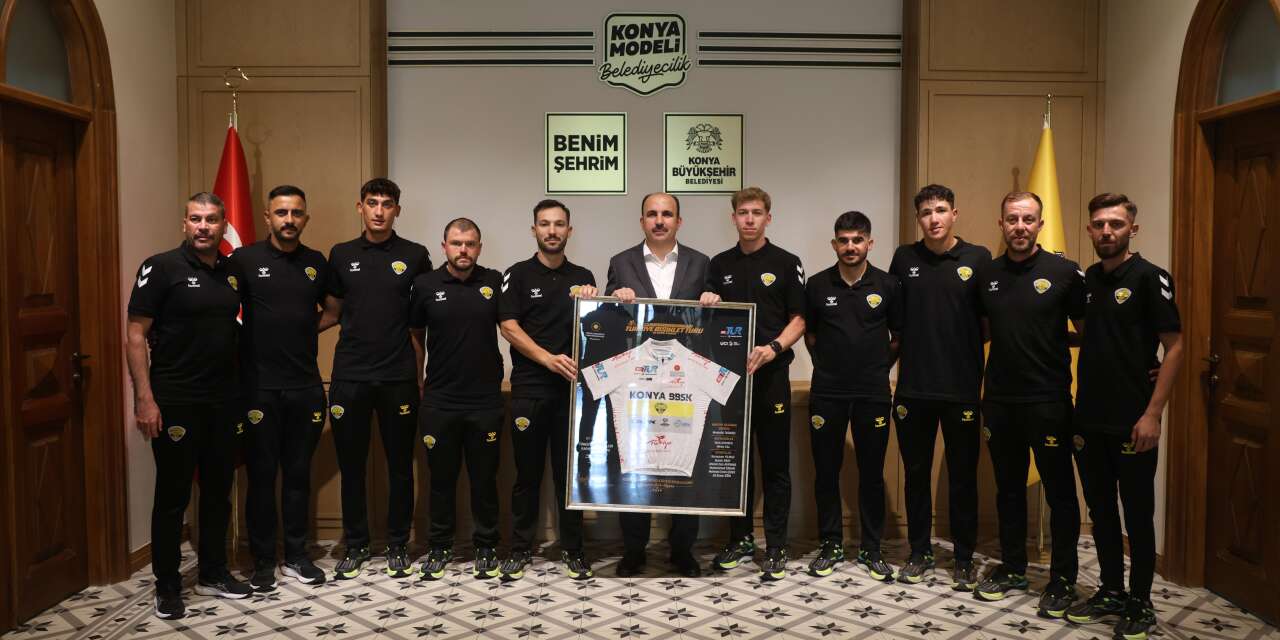 Konya’nın pedallarından gurur ziyareti! Beyaz Mayo Başkan Altay’a sunuldu