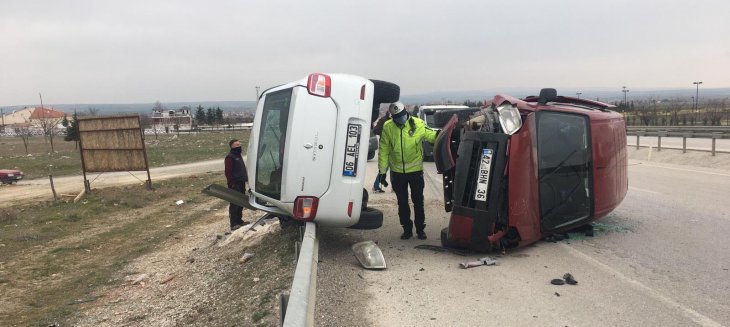 Konya'da çarpışan araçlar devrildi: 4 yaralı