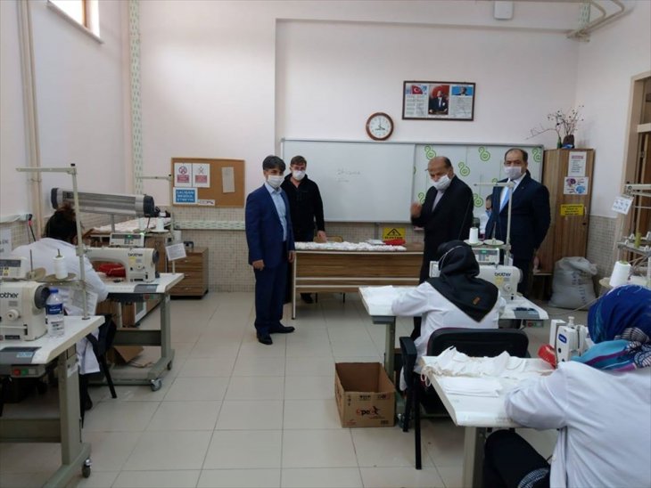 Seydişehir'de usta öğreticiler maske üretmeye devam ediyor