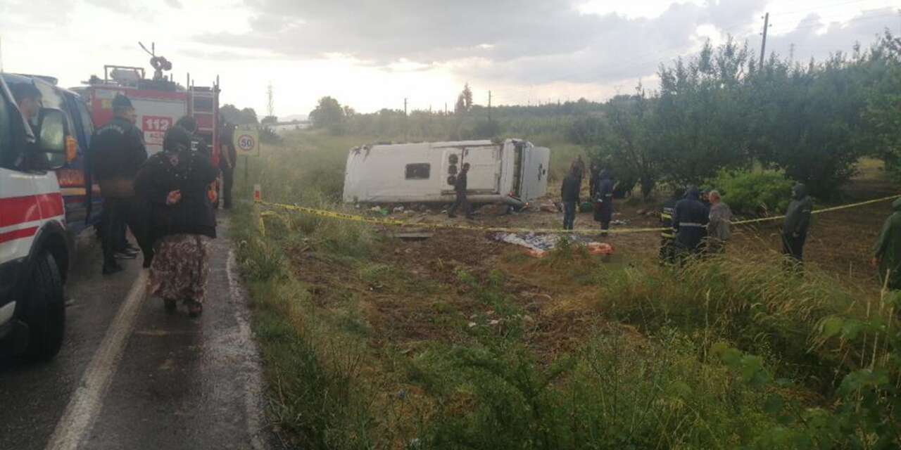 Konya plakalı tur minibüsü şarampole yuvarlandı! 4 ölü, 16 yaralı var