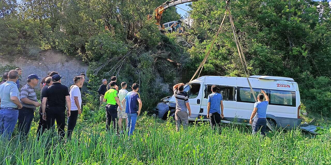 Tarım işçilerini taşıyan minibüs şarampole uçtu! Kaymakam ve belediye başkanı hastaneye koştu