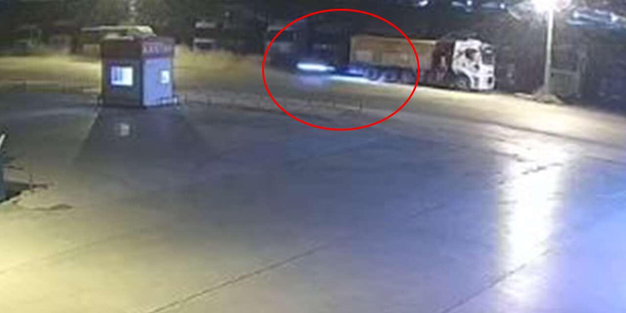Kamyona çarpan otomobilde 4 kişi hayatını kaybetti
