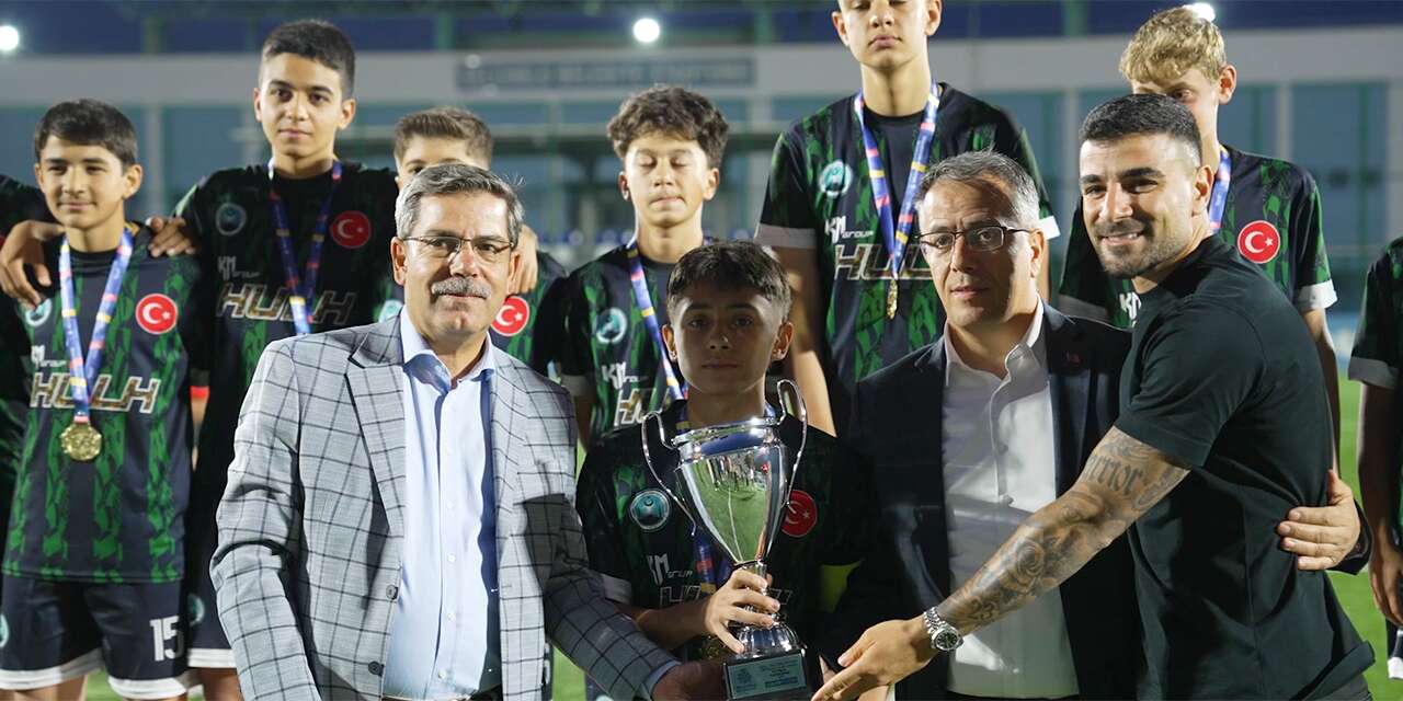 Konya’daki futbol şöleni sona erdi! Adil Demirbağ gençleri yalnız bırakmadı