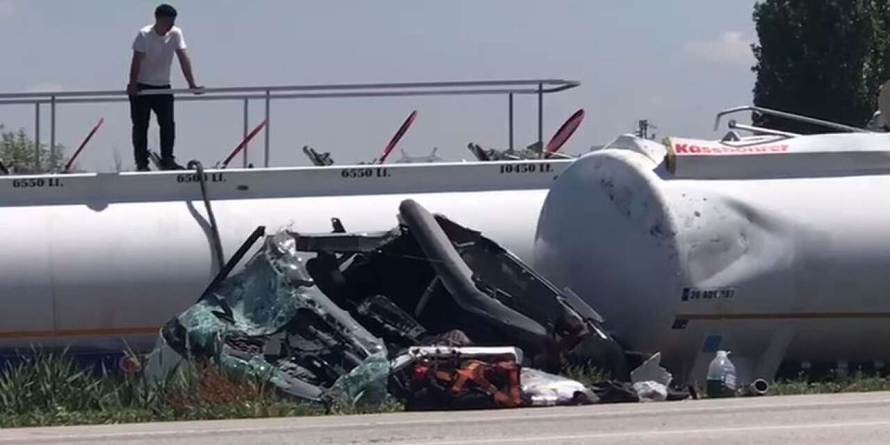 Konya’da tanker şarampole devrildi! Sürücü araçta sıkıştı