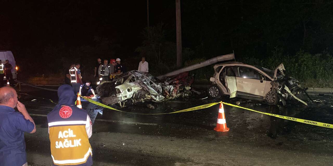 Zincirleme kazada can pazarı! Araçlar alev aldı: 3 ölü, 4 yaralı