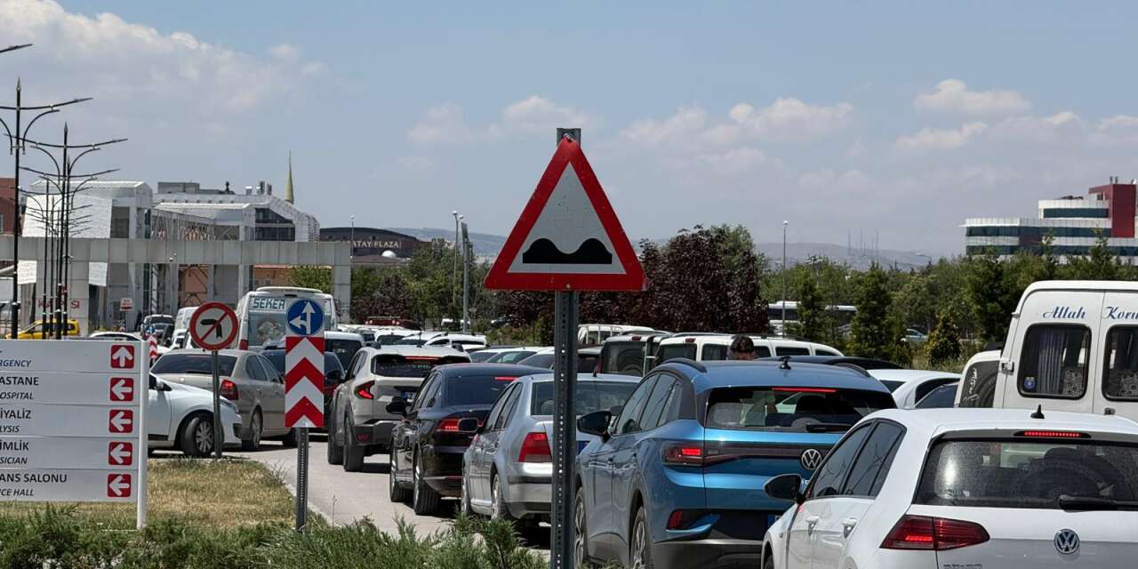 Konya’da yol çalışması hastane bölgesinde trafiği kilitledi