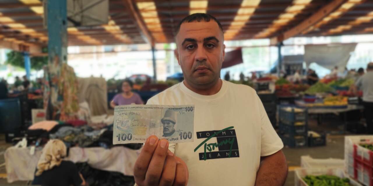 Aşkını ilan etmek için pazarda 300 bin TL dağıttı
