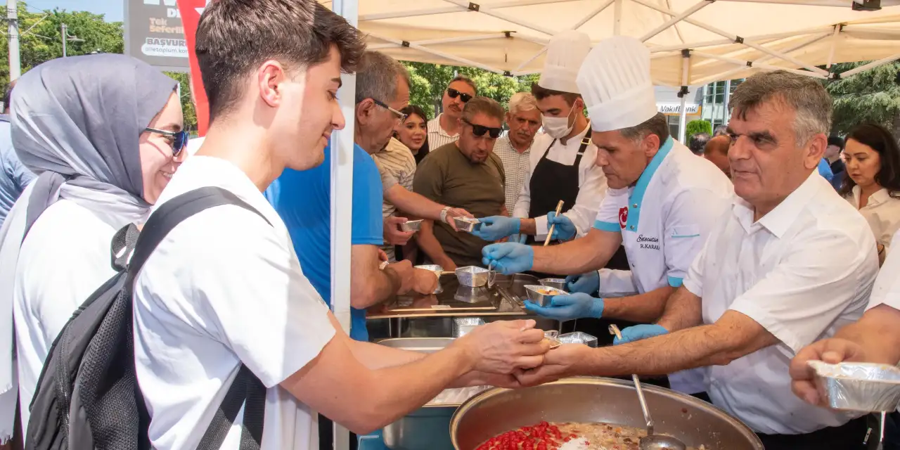 Konya'da Muharrem ayının bereketi SÜ’ye yansıdı! Bin kişiye aşure dağıtıldı