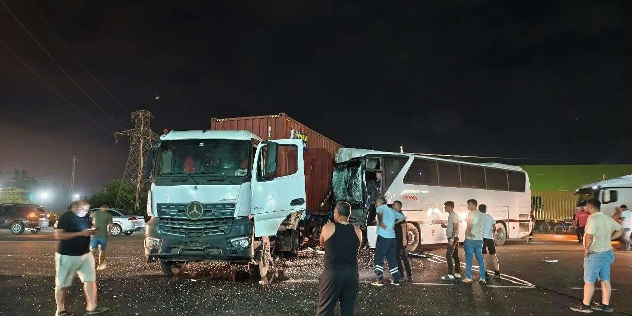 TIR ve işçi servisi çarpıştı! 12 kişi yaralandı