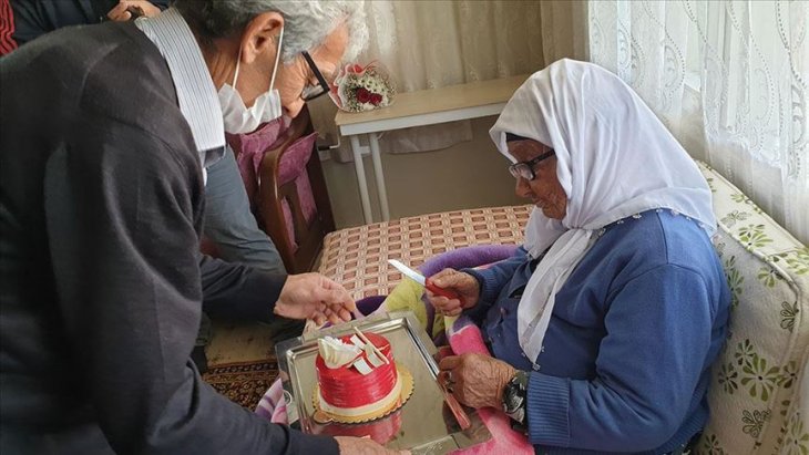 Şehit annesi 106 yaşında ilk kez doğum gününü kutladı