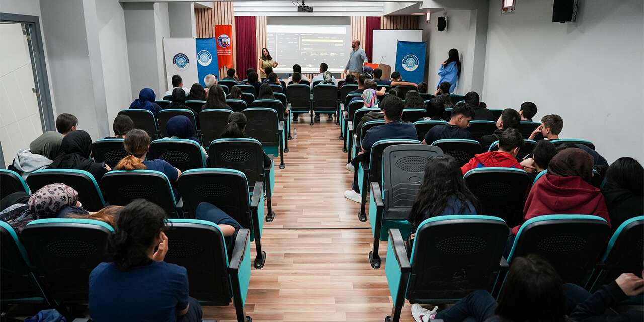 NEÜ Bilim İletişim Ofisi Konya’daki 3 lisede geleceğin mesleklerini anlattı