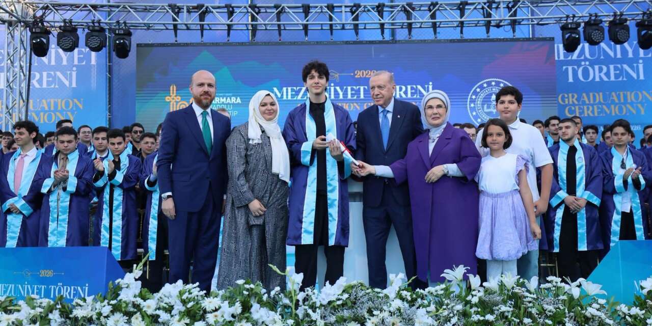 Mezuniyet töreninde duygu dolu anlar! Erdoğan ailesi tam kadro