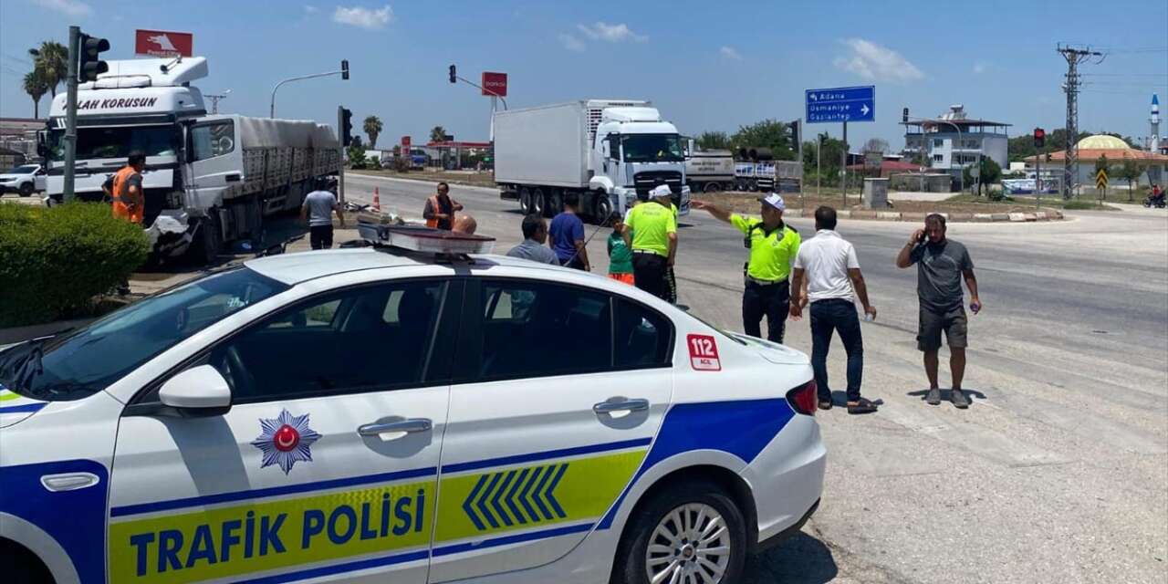 TIR otomobilleri biçti! Yaralılar var